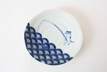 【2pcs set】Mino ware Japanese Ceramics Pair Round Plate 6.5in Japanese Cat Fishing Seigaiha pattern (set of two) made in Japan (Large Flat)