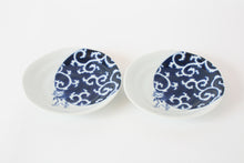 【2pcs set】Mino ware Japanese Ceramics Pair Round Plate 6.5in Japanese Cat with Furoshiki Wrapping Cloth Karakusa pattern (set of two) made in Japan (Large Flat)