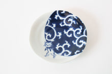 【2pcs set】Mino ware Japanese Ceramics Pair Round Plate 5.4in Japanese Cat with Furoshiki Wrapping Cloth Karakusa pattern (set of two) made in Japan (Small Flat)