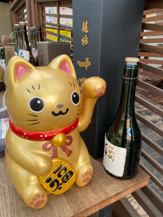 What is Maneki Neko? : Japan's Beckoning Lucky Cat