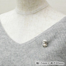 Cat-shaped Brooch with Natural Shell Pearl & Crystal Glass Silver with rhodium plating [made in Japan]