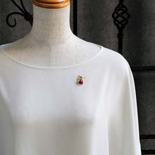 Cat-shaped Brooch with Natural Red Tiger Eye Stone & Crystal Glass Gold Plating [made in Japan]