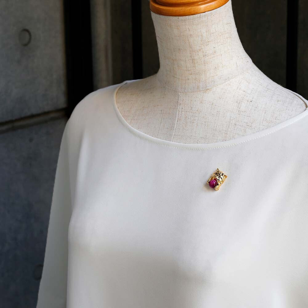 Cat-shaped Brooch with Natural Red Tiger Eye Stone & Crystal Glass Gold Plating [made in Japan]