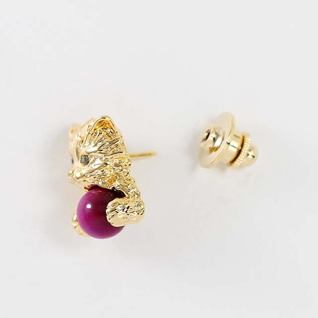 Cat-shaped Brooch with Natural Red Tiger Eye Stone & Crystal Glass Gold Plating [made in Japan]