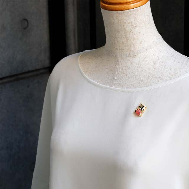 Cat-shaped Brooch with Natural  Inca Rose Stone & Crystal Glass Gold Plating [made in Japan]
