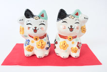 Mino ware Ceramics Hand-Drawn Manekineko Statue Pair Beckoning Cats Smiling Cats made in Japan
