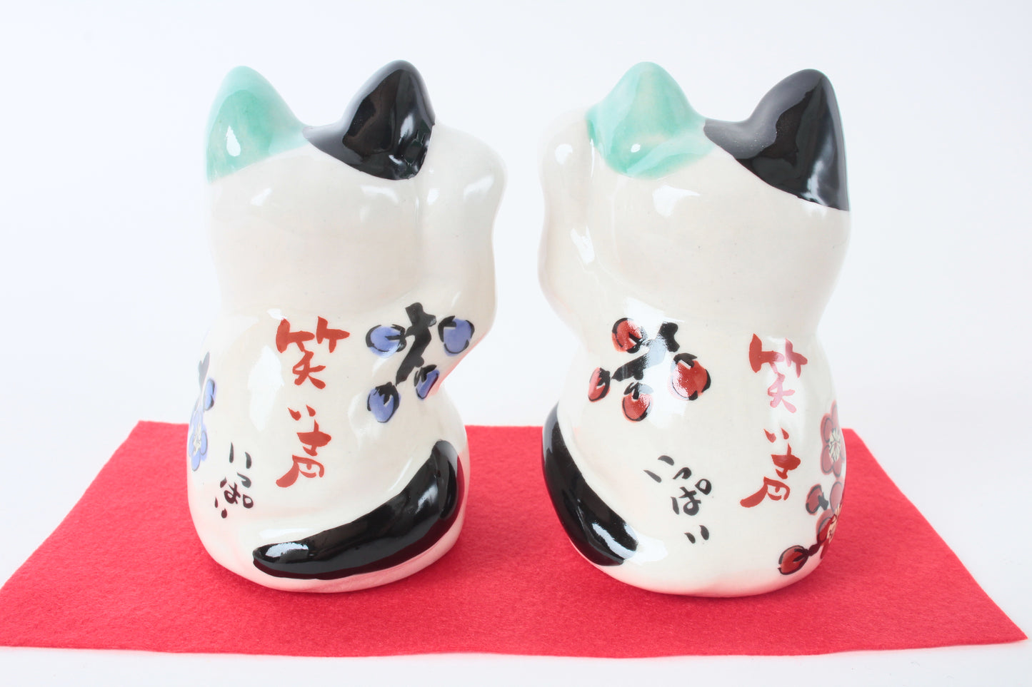 Mino ware Ceramics Hand-Drawn Manekineko Statue Pair Beckoning Cats Smiling Cats made in Japan