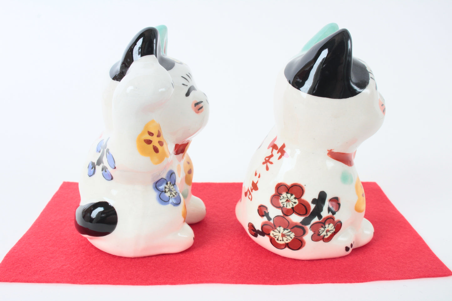 Mino ware Ceramics Hand-Drawn Manekineko Statue Pair Beckoning Cats Smiling Cats made in Japan