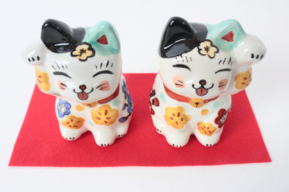 Mino ware Ceramics Hand-Drawn Manekineko Statue Pair Beckoning Cats Smiling Cats made in Japan