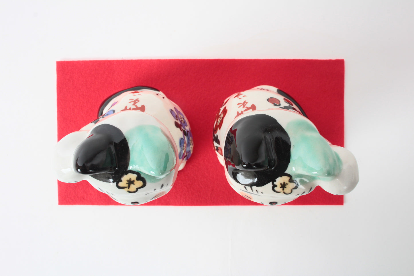 Mino ware Ceramics Hand-Drawn Manekineko Statue Pair Beckoning Cats Smiling Cats made in Japan