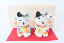 Mino ware Ceramics Hand-Drawn Manekineko Statue Pair Beckoning Cats Smiling Cats made in Japan