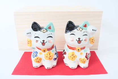 Mino ware Ceramics Hand-Drawn Manekineko Statue Pair Beckoning Cats Smiling Cats made in Japan