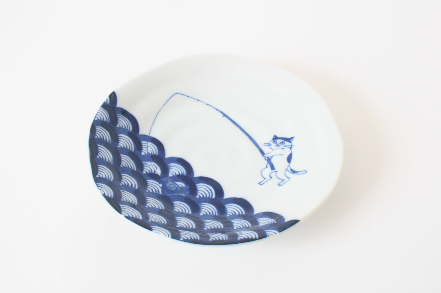 【2pcs set】Mino ware Japanese Ceramics Pair Round Plate 6.5in Japanese Cat Fishing Seigaiha pattern (set of two) made in Japan (Large Flat)