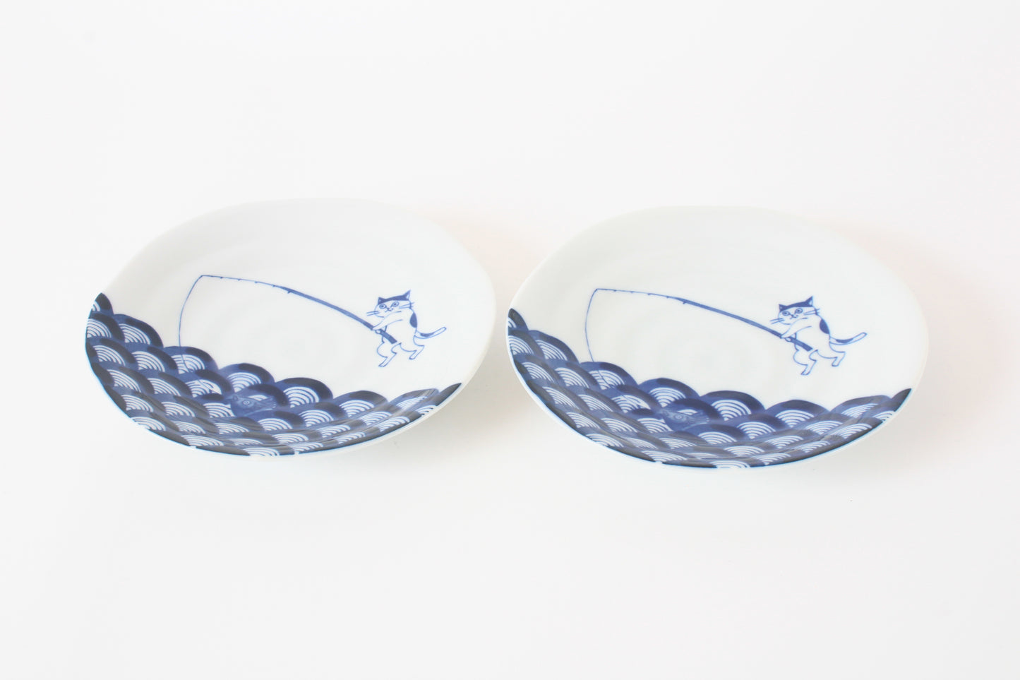 【2pcs set】Mino ware Japanese Ceramics Pair Round Plate 6.5in Japanese Cat Fishing Seigaiha pattern (set of two) made in Japan (Large Flat)