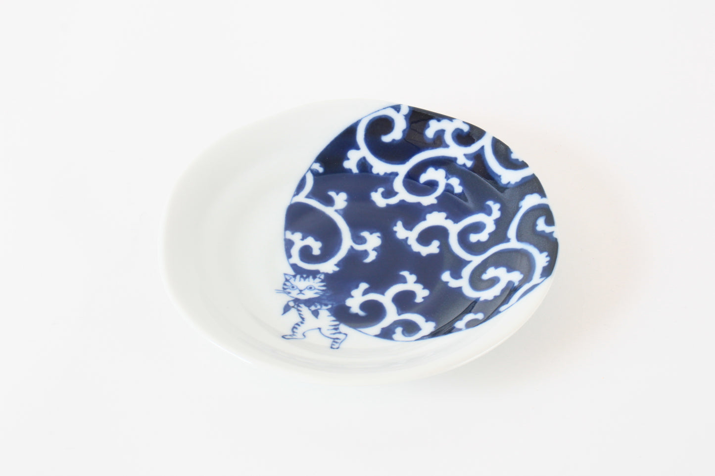 【2pcs set】Mino ware Japanese Ceramics Pair Round Plate 6.5in Japanese Cat with Furoshiki Wrapping Cloth Karakusa pattern (set of two) made in Japan (Large Flat)