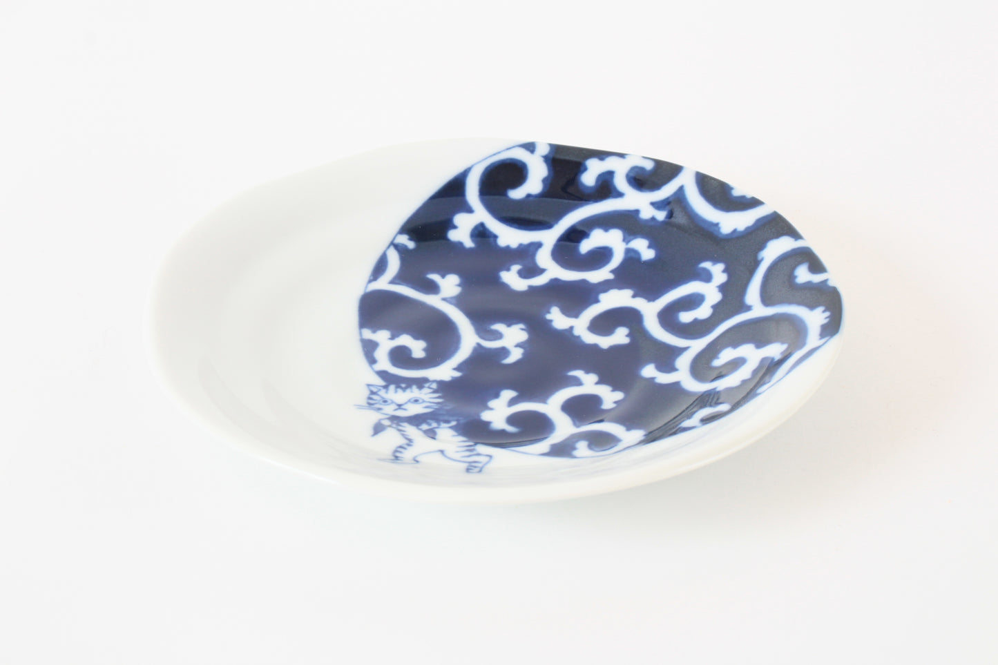 【2pcs set】Mino ware Japanese Ceramics Pair Round Plate 6.5in Japanese Cat with Furoshiki Wrapping Cloth Karakusa pattern (set of two) made in Japan (Large Flat)