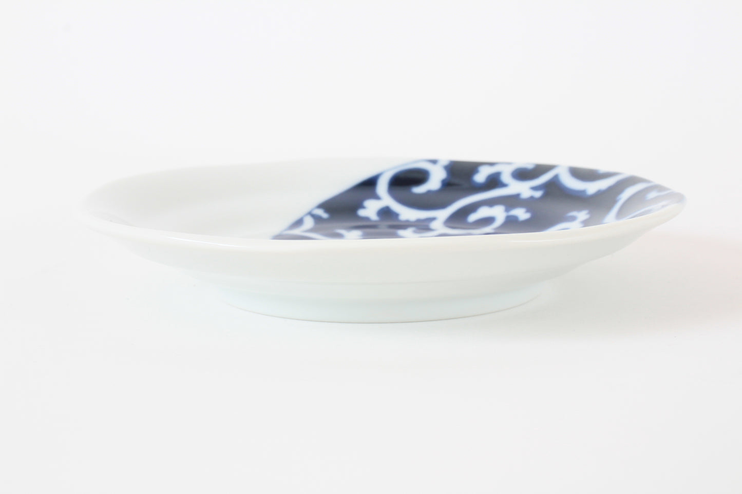 【2pcs set】Mino ware Japanese Ceramics Pair Round Plate 6.5in Japanese Cat with Furoshiki Wrapping Cloth Karakusa pattern (set of two) made in Japan (Large Flat)