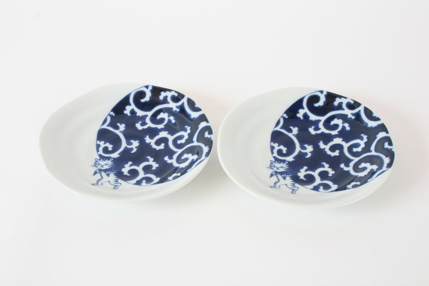 【2pcs set】Mino ware Japanese Ceramics Pair Round Plate 6.5in Japanese Cat with Furoshiki Wrapping Cloth Karakusa pattern (set of two) made in Japan (Large Flat)