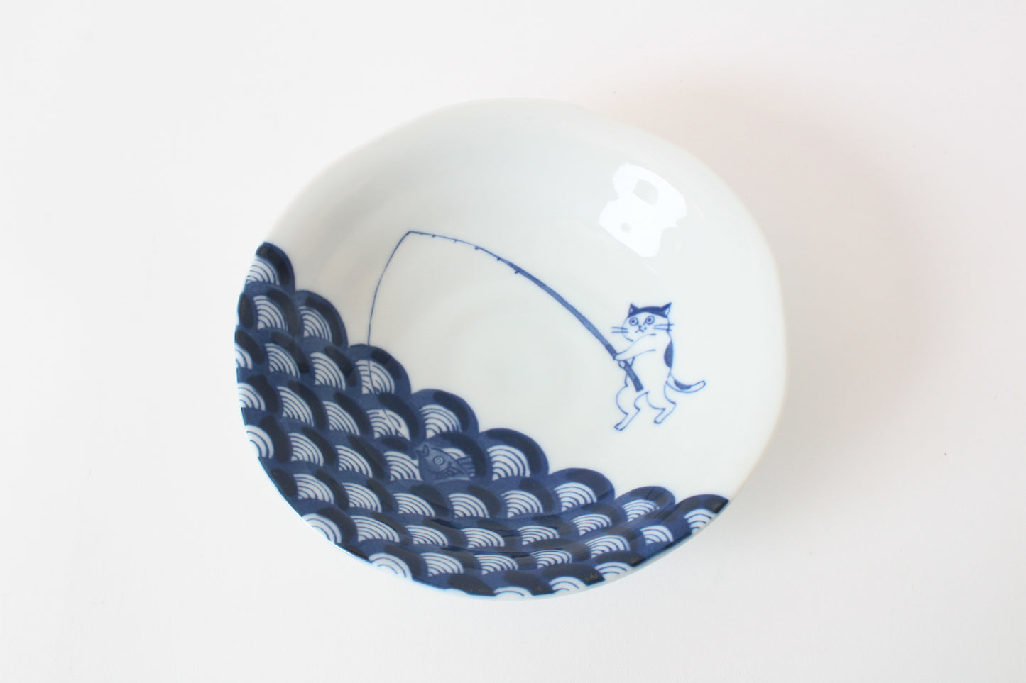 【2pcs set】Mino ware Japanese Ceramics Pair Round Plate 6.5in Japanese Cat Fishing Seigaiha pattern (set of two) made in Japan (Medium Deep)