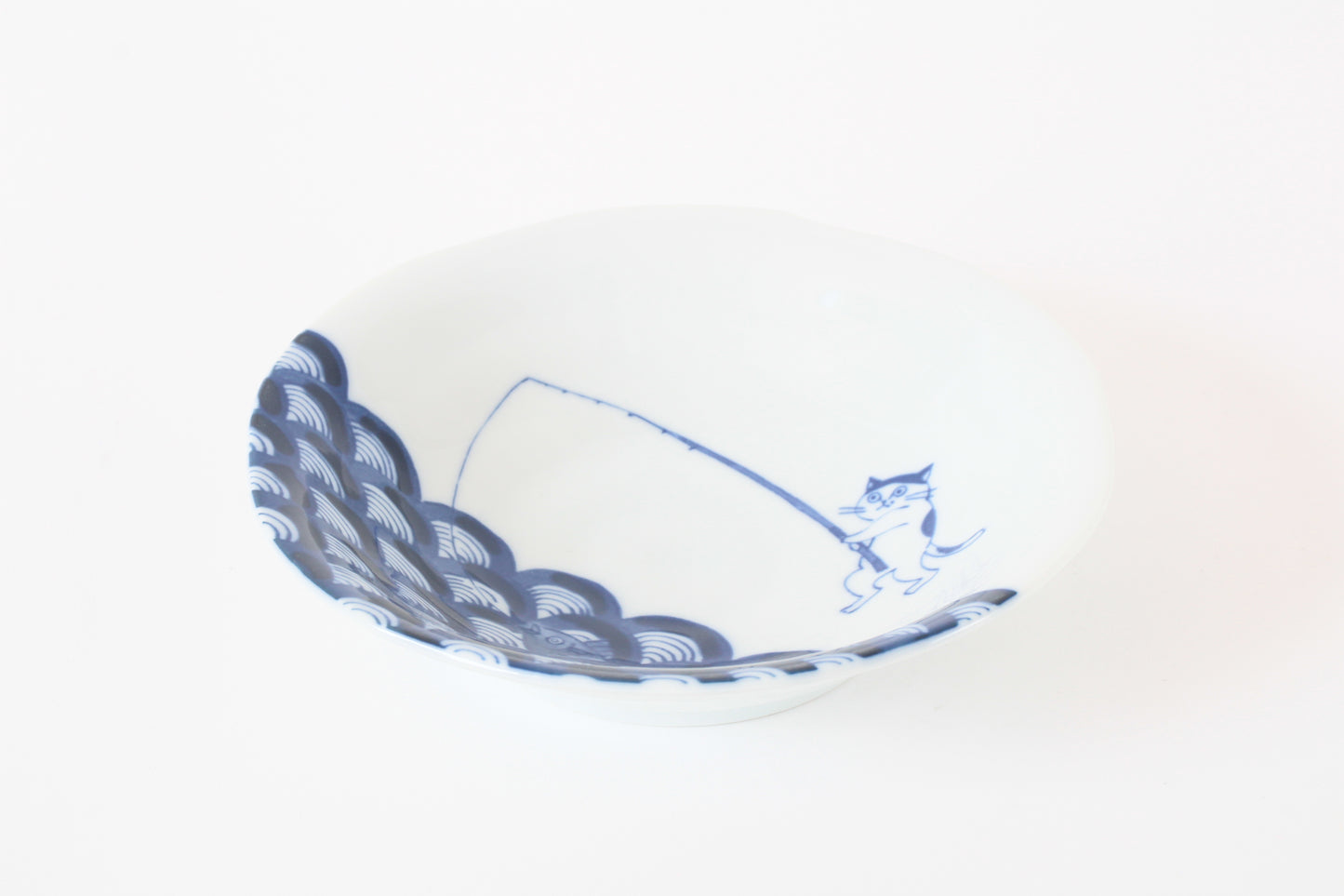 【2pcs set】Mino ware Japanese Ceramics Pair Round Plate 6.5in Japanese Cat Fishing Seigaiha pattern (set of two) made in Japan (Medium Deep)