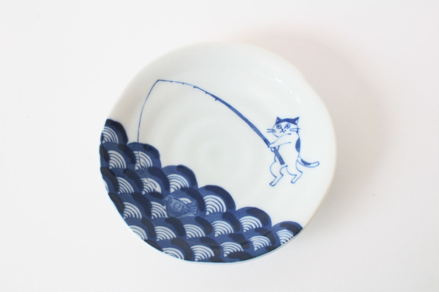 【2pcs set】Mino ware Japanese Ceramics Pair Round Plate 5.4in Japanese Cat Fishing Seigaiha pattern (set of two) made in Japan (Small Flat)