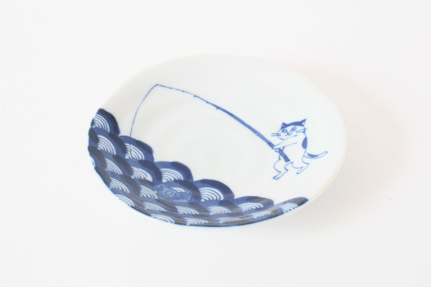 【2pcs set】Mino ware Japanese Ceramics Pair Round Plate 5.4in Japanese Cat Fishing Seigaiha pattern (set of two) made in Japan (Small Flat)