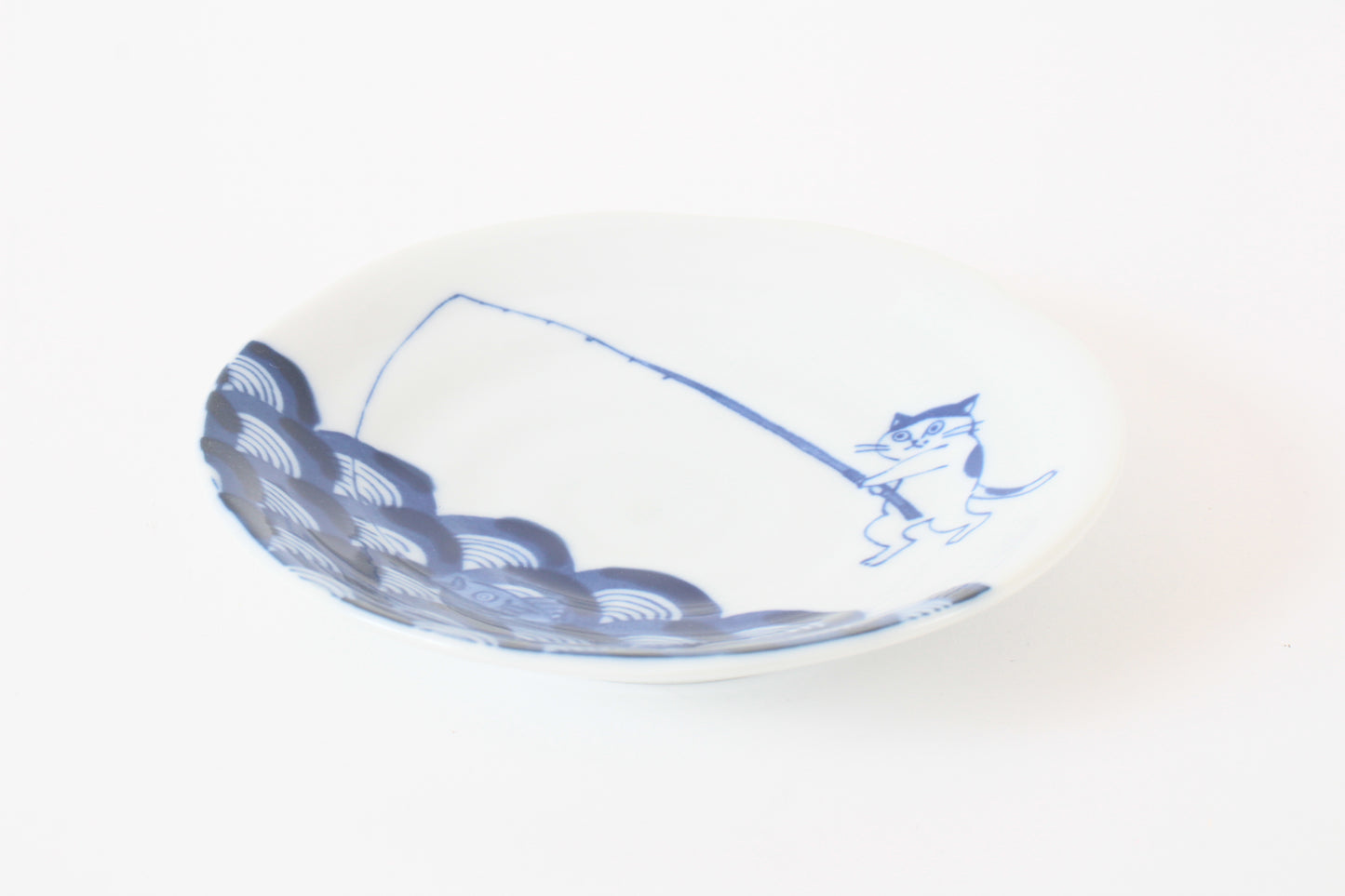 【2pcs set】Mino ware Japanese Ceramics Pair Round Plate 5.4in Japanese Cat Fishing Seigaiha pattern (set of two) made in Japan (Small Flat)