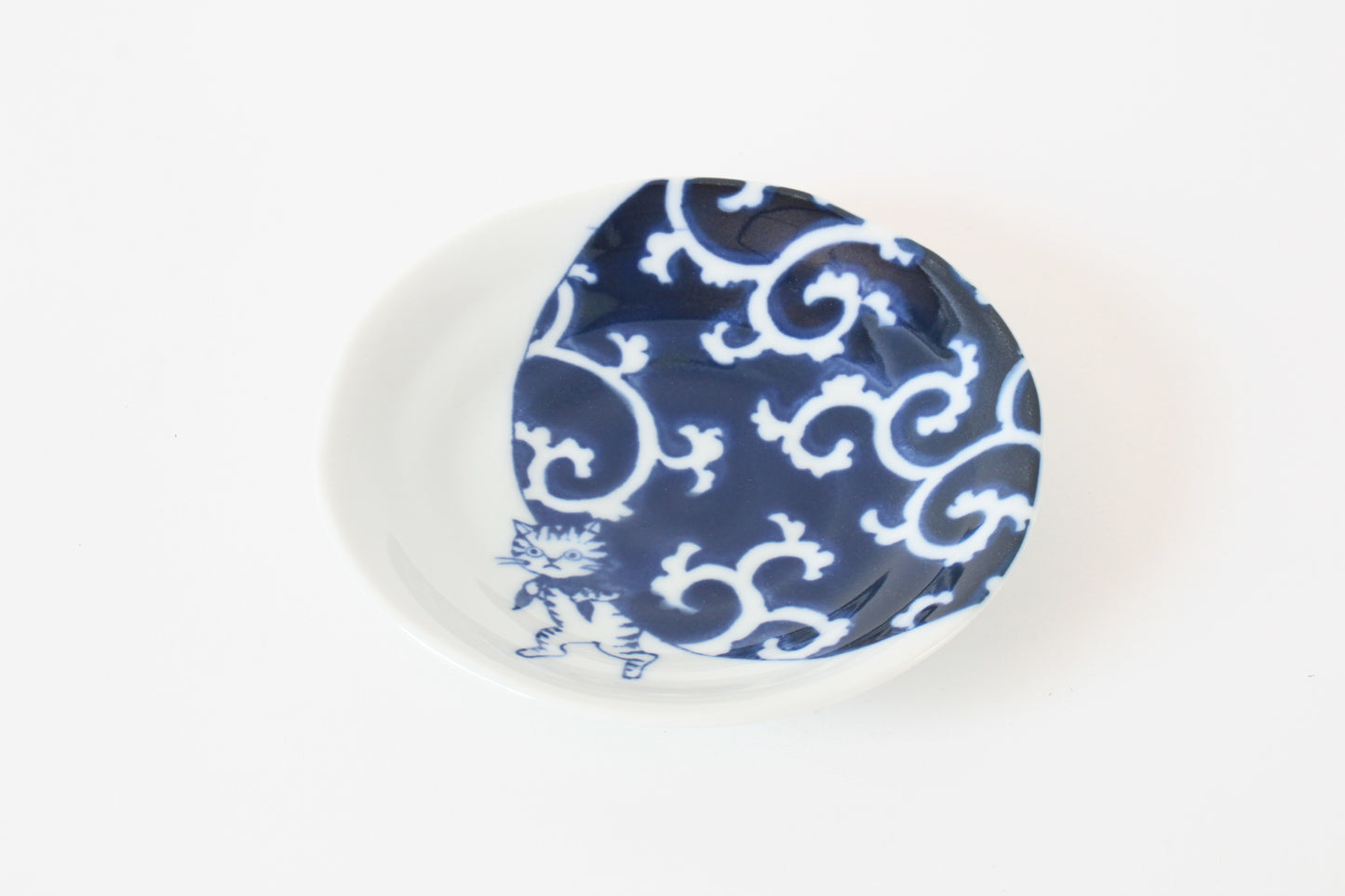 【2pcs set】Mino ware Japanese Ceramics Pair Round Plate 5.4in Japanese Cat with Furoshiki Wrapping Cloth Karakusa pattern (set of two) made in Japan (Small Flat)
