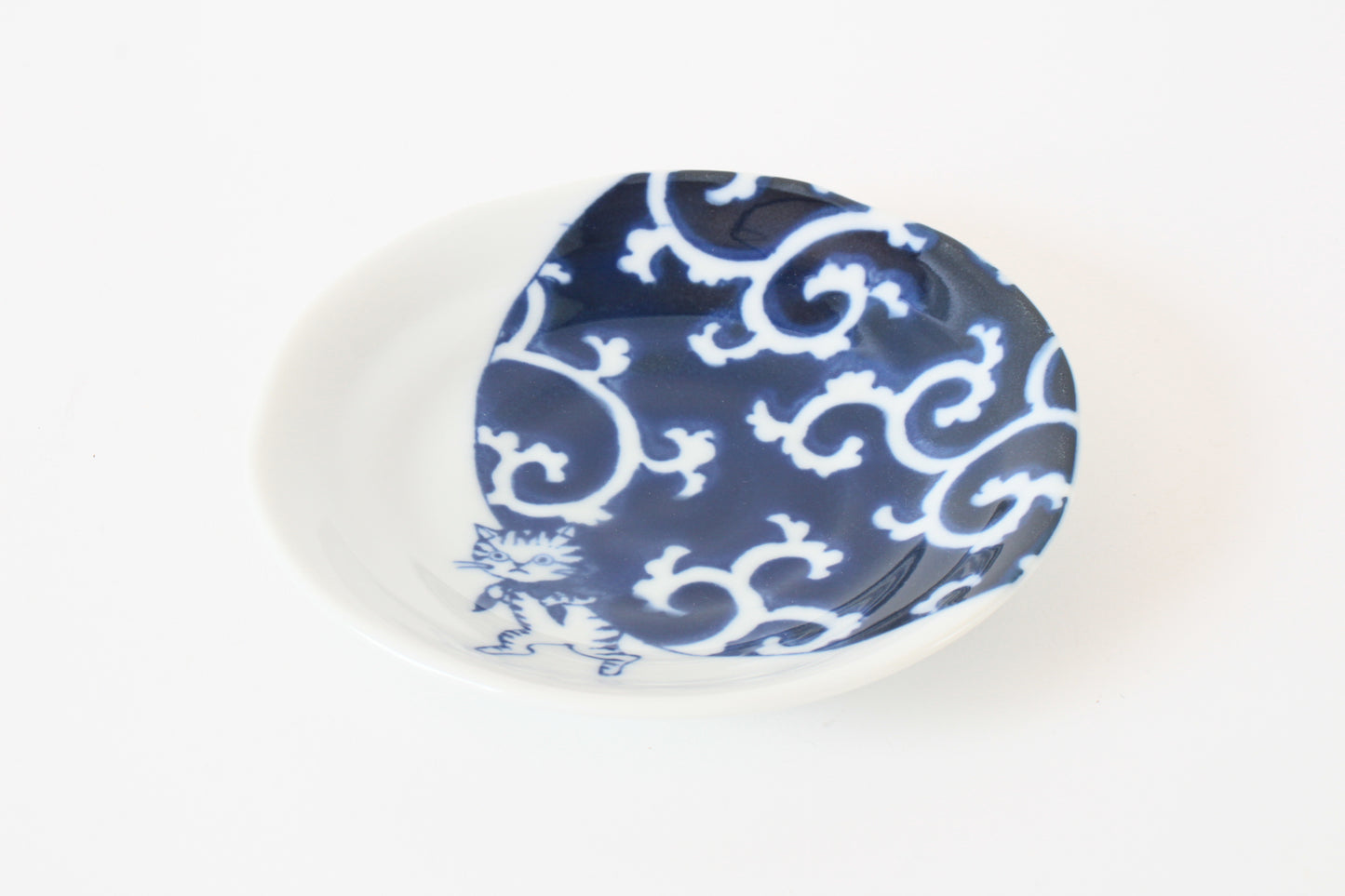 【2pcs set】Mino ware Japanese Ceramics Pair Round Plate 5.4in Japanese Cat with Furoshiki Wrapping Cloth Karakusa pattern (set of two) made in Japan (Small Flat)