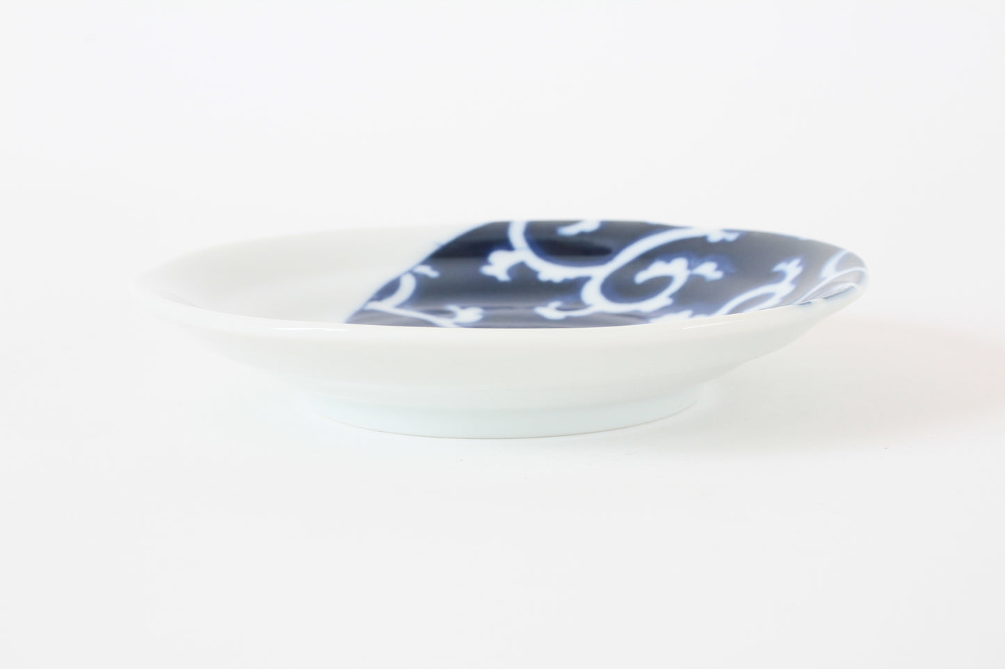 【2pcs set】Mino ware Japanese Ceramics Pair Round Plate 5.4in Japanese Cat with Furoshiki Wrapping Cloth Karakusa pattern (set of two) made in Japan (Small Flat)