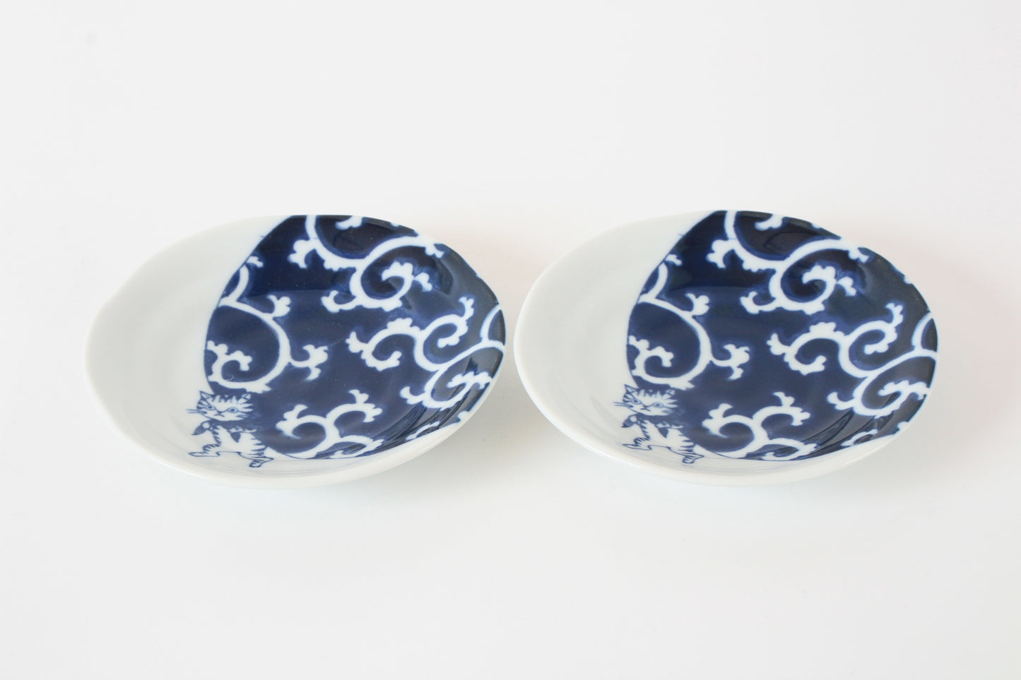 【2pcs set】Mino ware Japanese Ceramics Pair Round Plate 5.4in Japanese Cat with Furoshiki Wrapping Cloth Karakusa pattern (set of two) made in Japan (Small Flat)