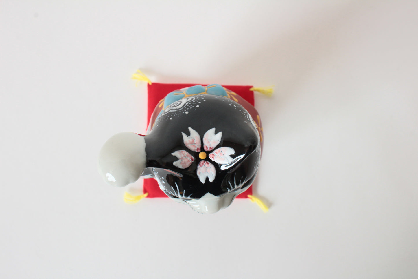 Kutani ware Ceramics Manekineko Statue Beckoning Cat Black Cat Mt. Fuji & Cherry Blossom 4.5in made in Japan