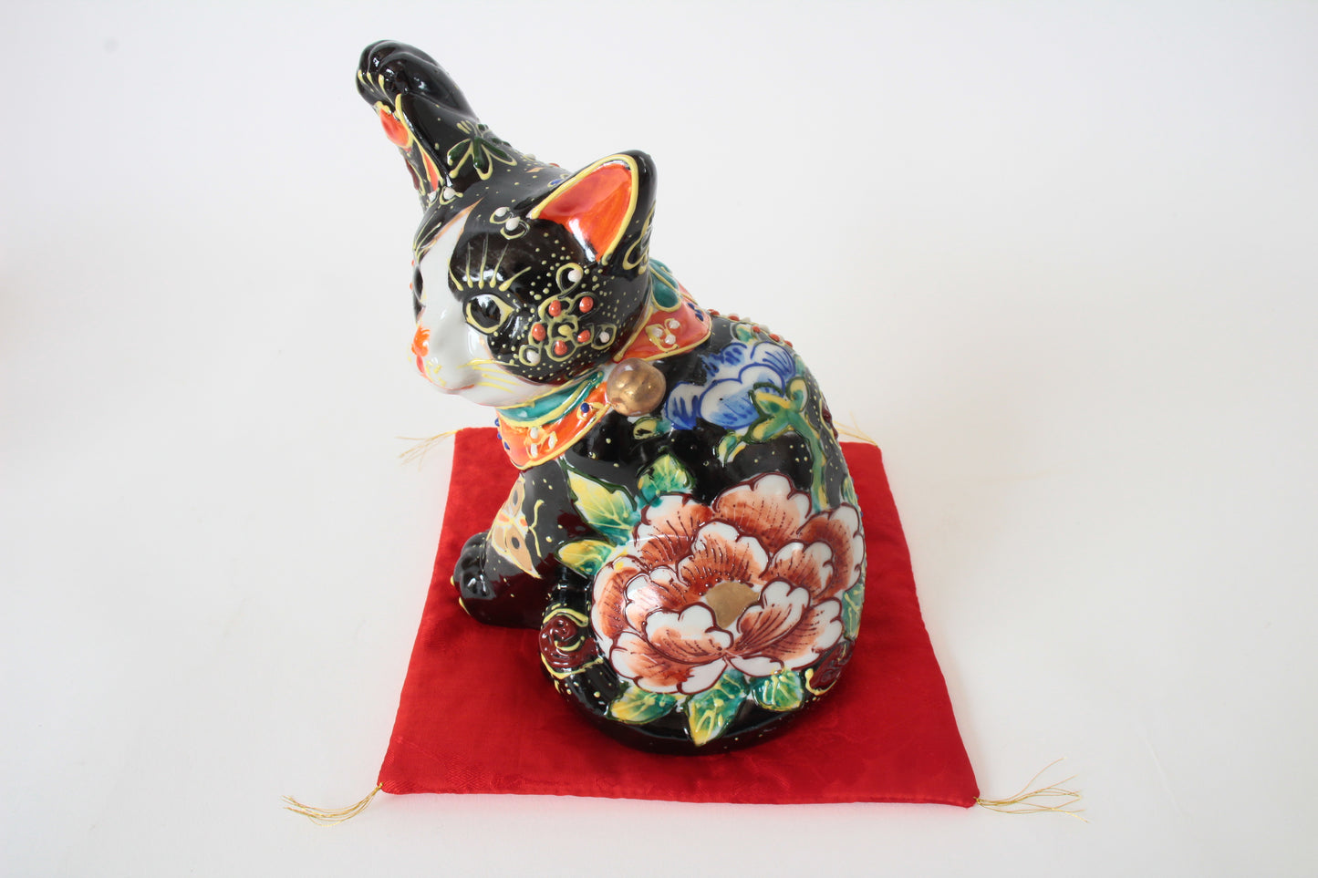 Kutani ware Ceramics Manekineko Statue Beckoning Cat Black Cat Butterfly & Flowers 6.6in Japan made