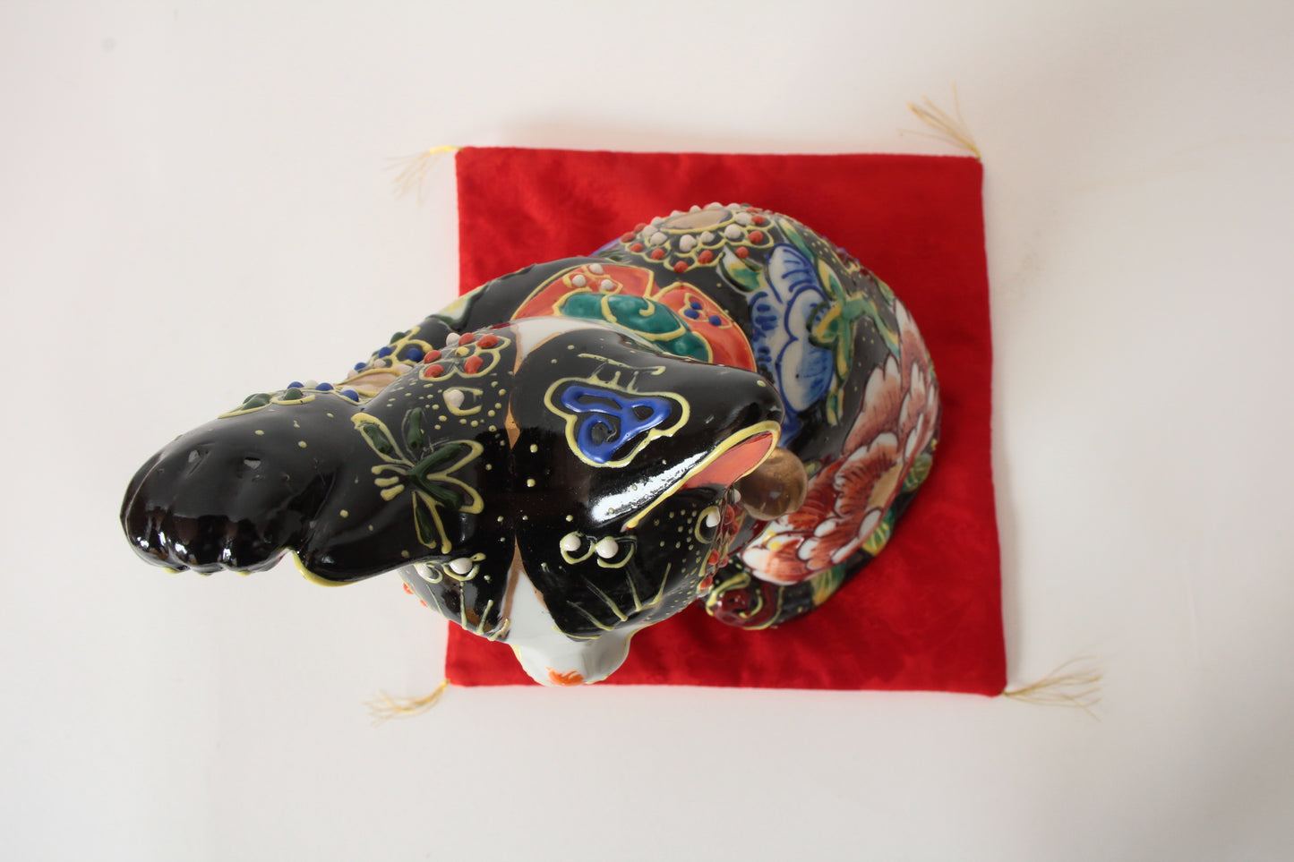 Kutani ware Ceramics Manekineko Statue Beckoning Cat Black Cat Butterfly & Flowers 6.6in Japan made