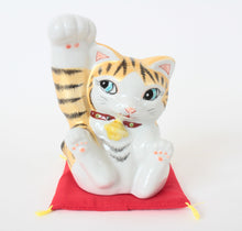 Kutani ware Ceramics Manekineko Statue Beckoning Cat Orange Tabby 5.3in made in Japan